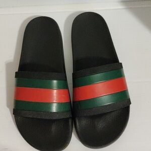 Gucci Men's Classic Slides – Size 9 – Authentic Luxury Comfort
